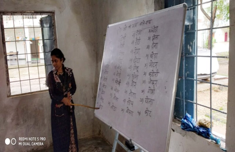 निरक्षर जवानों को साक्षर करने थाने में लग रही क्लास, नक्सल प्रभावित क्षेत्रों में पुलिस की अनोखी पहल