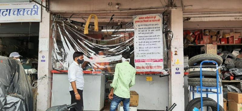 विदिशा। बाबा ऑटो पार्टस पर इस तरह दुकान के सामने सामने लगाई मोटी पॉलीथिन और फ्लेक्स पर ग्राहकों के लिए लिखे दिशा-निर्देश।