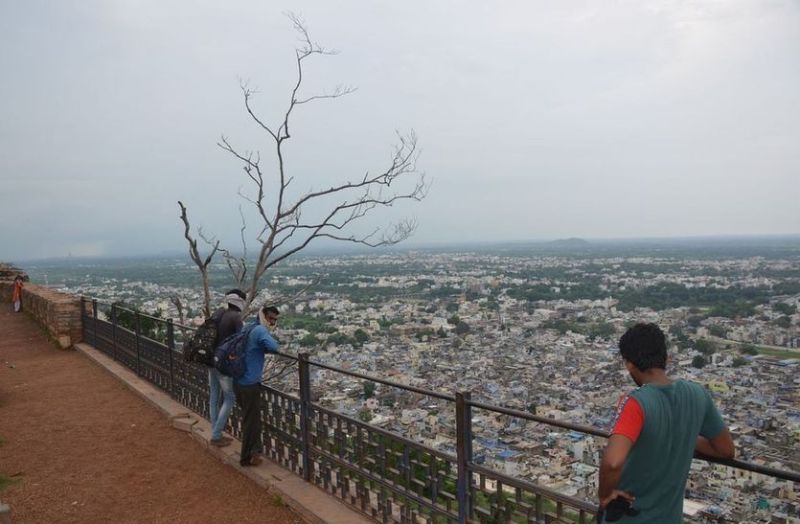 तरसा रहे आसमान में छाए बादल, तेज बारिश का इंतजार