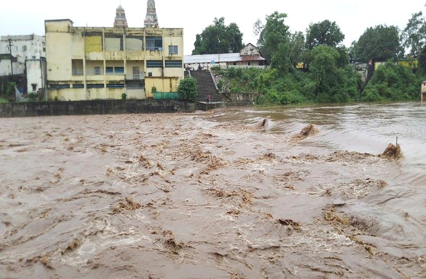 भारी बारिश से उफान पर सकरी नदी, पुल के ऊपर तेज बहाव से कवर्धा-बिलासपुर रोड जाम, बाढ़ जैसे हालात