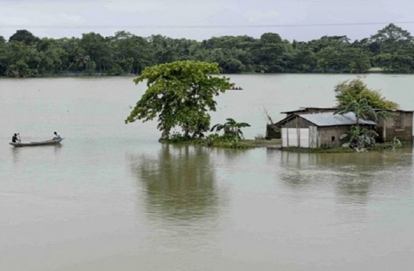 असम में बाढ़ से मचा हुआ है कोहराम, 113 मौतें