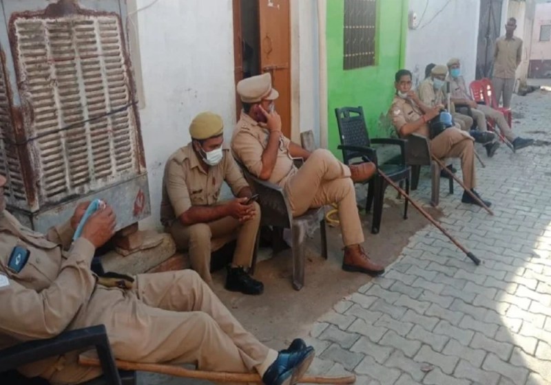 Double Murder : पत्नी और सास पर धारदार हथियार से हमला, फिर तीन मंजिला छत से नीचे फेंका