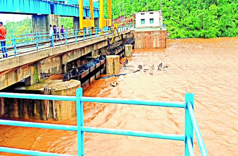 Over 24 hours of rain, on the Amner and Muska river swells, the main hall barrage is full, the gates opened ...