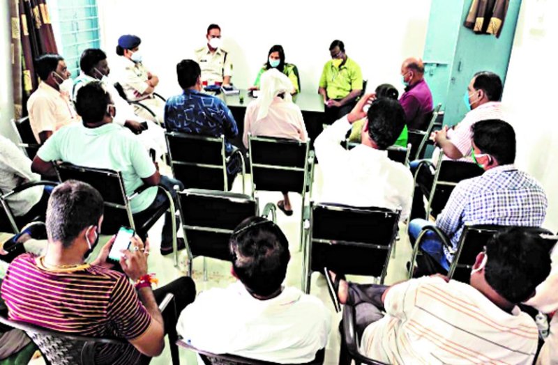 There was a stir in the city due to the 4 people being infected in Gandai, SDM took the meeting and locked the entire city ...