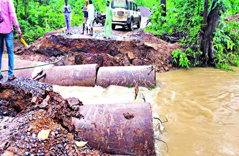 Ek Chandan Nala bridge shed in rain, contact with block headquarters from Naxal affected area Aundhi breaks ...