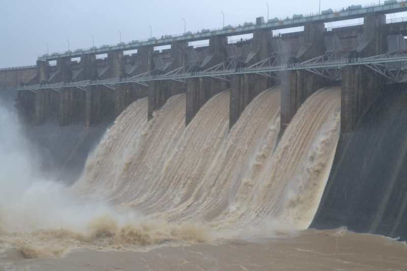 तवा बांध के खोले गए पांच गेट, जलप्रपात देखने पहुंचे लोग