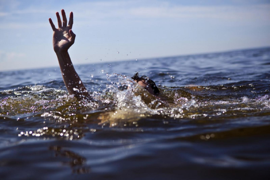 मां अपनी बच्ची के साथ नदी में डूबी, अंजान महिला ने बचाने को लगाई छलांग, उसके
बाद…