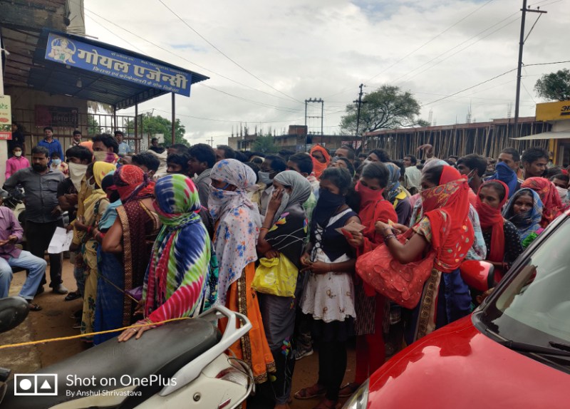 सरगुजा में यूरिया खाद न मिलने से मचा हाहाकार, संघर्ष ऐसा कि बहनें-बेटियां भी लग रहीं लाइन में, लौटना पड़ रहा मायूस