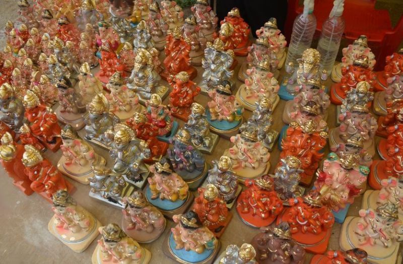 घरों में बिराज रहे गजानंद महाराज, कोरोना से बचने नहीं बने पांडाल