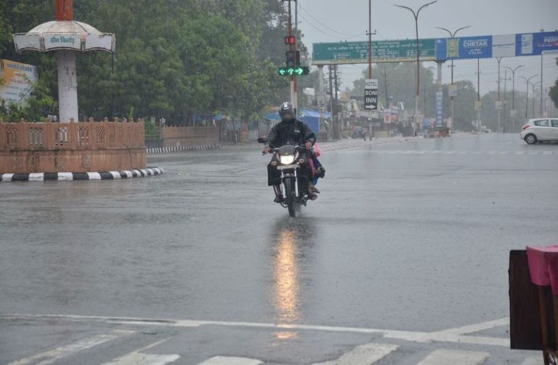 बरसें झमाझम मेघ तो अब लगा कि मानसून आया