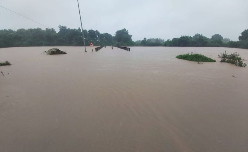 पानी में डूबा बोरसरा गांव का हाई बैरल ब्रिज