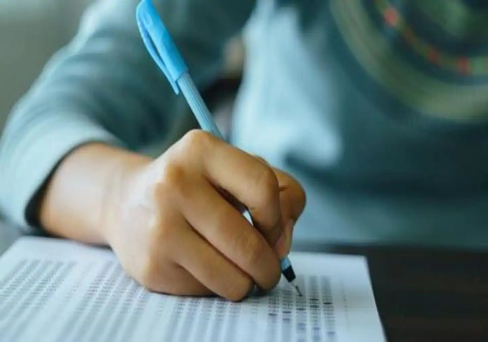 UP Top Ten News: टर्मिनल सेमेस्टर में ओपेन बुक से परीक्षा, छात्रों को घर से परीक्षा देने की अनुमति