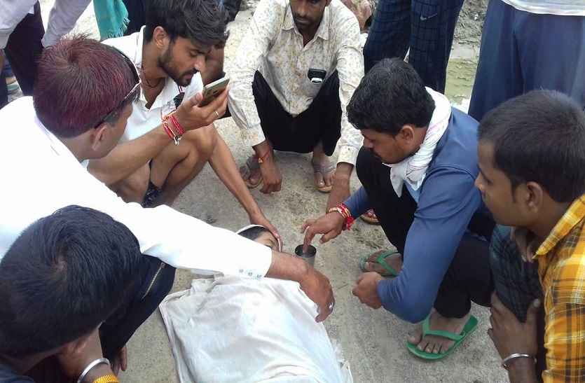 आठ साल के बच्चे की सर्पदंश से मौत के बाद चलता रहा अंधविश्वास का खेल