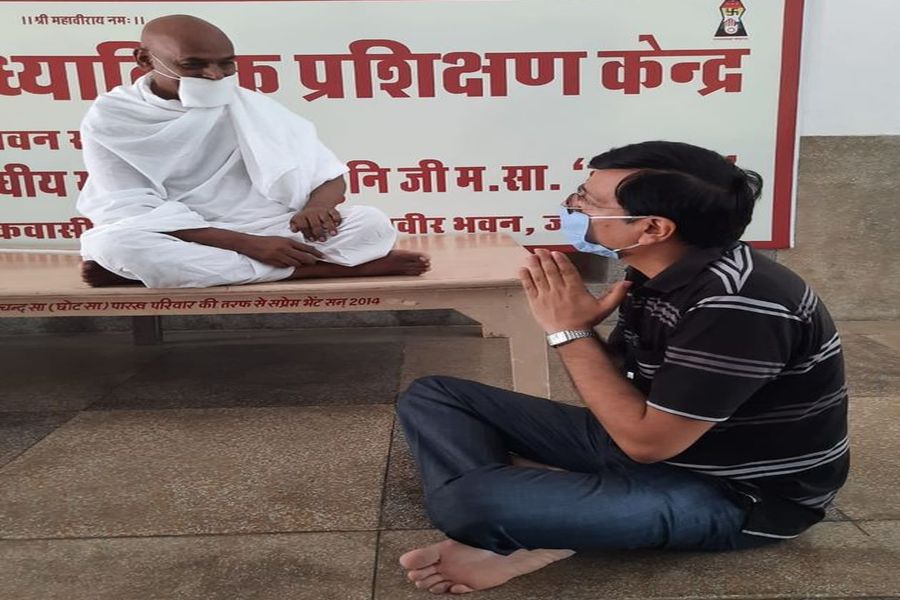 पर्यावरण संरक्षण के प्रति जनचेतना क्रांति का निर्णय जैन संत के साथ संभागीय आयुक्त की चर्चा