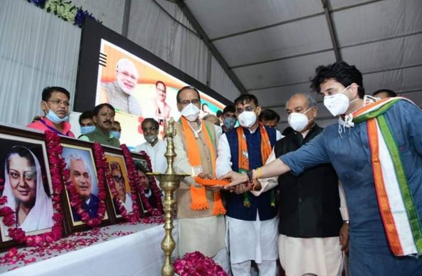 भाजपा के महासदस्यता अभियान में सिंधिया के गले में 'कांग्रेसी गमझा', कहा- मोदी से एक मामले में आगे हैं कमलनाथ