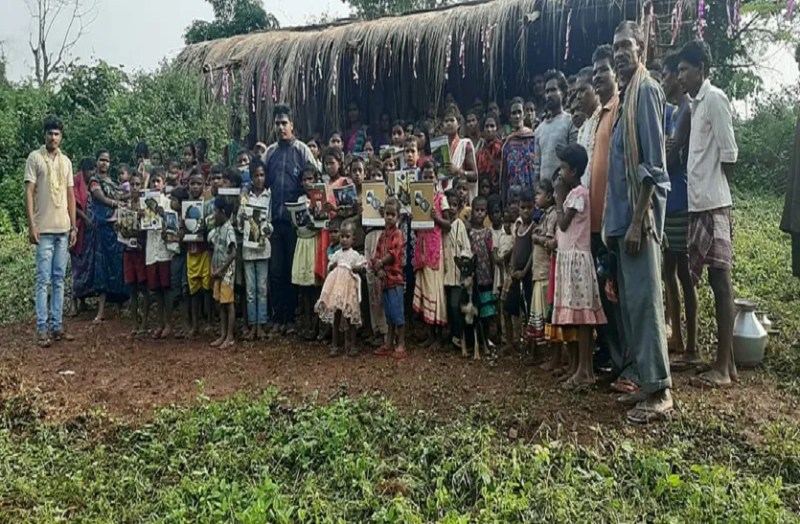 इस घनघोर जंगल में बसे गांव को सरकार गांव नहीं अतिक्रमण मानती है