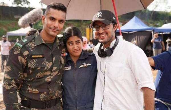 Angad Bedi ने पत्नी के साथ मनाया बड़ी बहन का Birthday