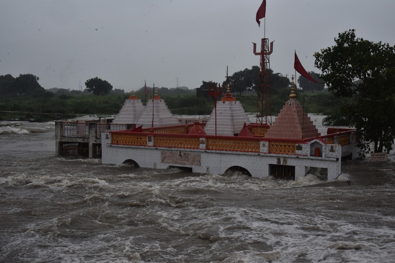 भाणवड में छह घंटे में आठ इंच बारिश, फल्लू नदी में पानी बढ़ा, जामनगर दरेड का खोडियार मंदिर फिर डूबा