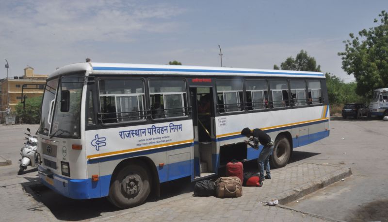 सिर्फ निगम की बसों ने पकड़ी रफ्तार, अनुबंधित को नहीं 'अनुमति