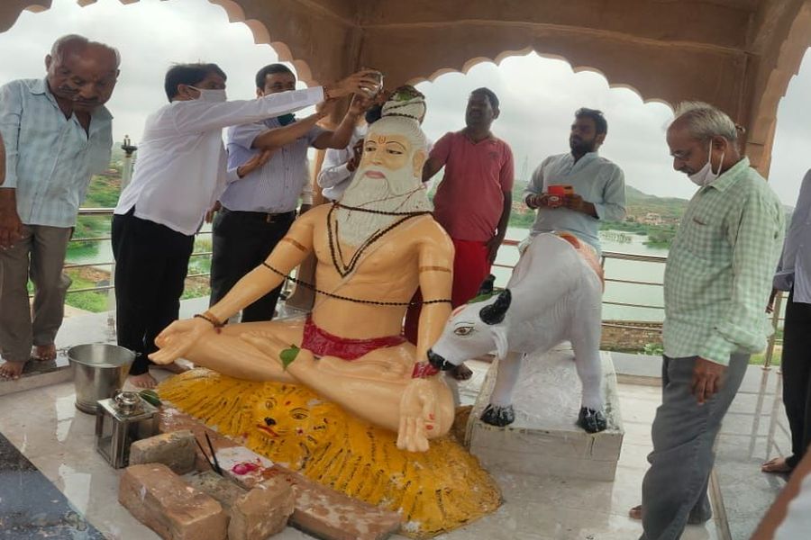 महर्षि दधीचि जयंती पर दुग्धाभिषेक
