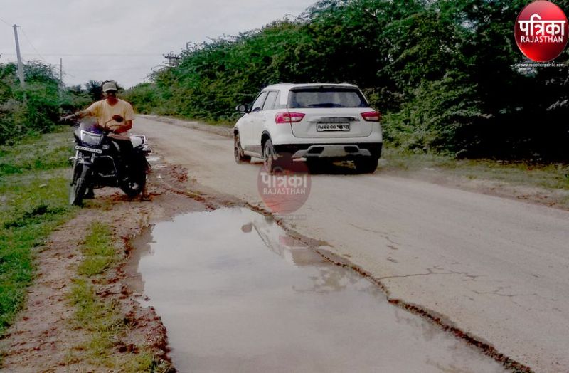 VIDEO : यहां राहगीरों व वाहन चालकों को करना पड़ता है परेशानी का सामना, जिम्मेदार नहीं दे रहे ध्यान