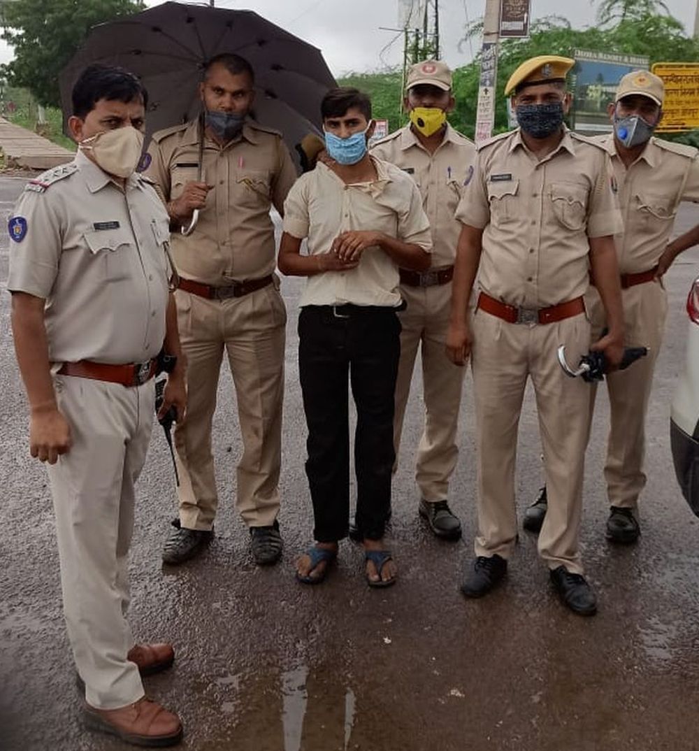 शौच के बहाने कांस्टेबल को धक्का देकर आरोपी थाने से भागा
