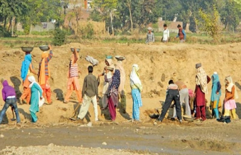 मनरेगा मजदूर (प्रतीकात्मक फोटो)