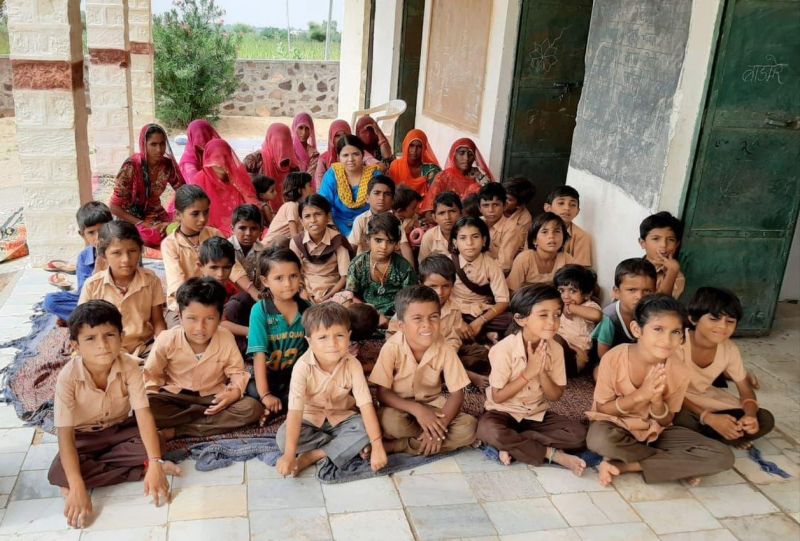 सपने को साकार करने निकली एकल शिक्षिका ने स्कूल का रूप निखार की शुरूआत