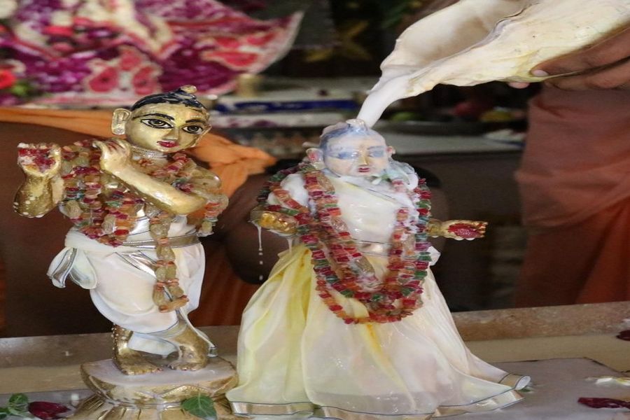 कृष्ण मंदिरों में राधाष्टमी पर हुए दुग्धाभिषेक