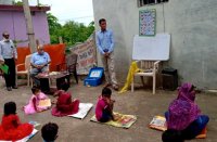 शिक्षा विभाग ने कहा-पारा-मोहल्ले में जाकर बच्चों को पढ़ाओ..यहां स्कूल के बरामदे में चल रहीं कक्षाएं, कंफ्यूजन में टीचर
