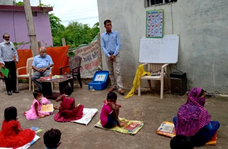 शिक्षा विभाग ने कहा-पारा-मोहल्ले में जाकर बच्चों को पढ़ाओ..यहां स्कूल के बरामदे में चल रहीं कक्षाएं, कंफ्यूजन में टीचर