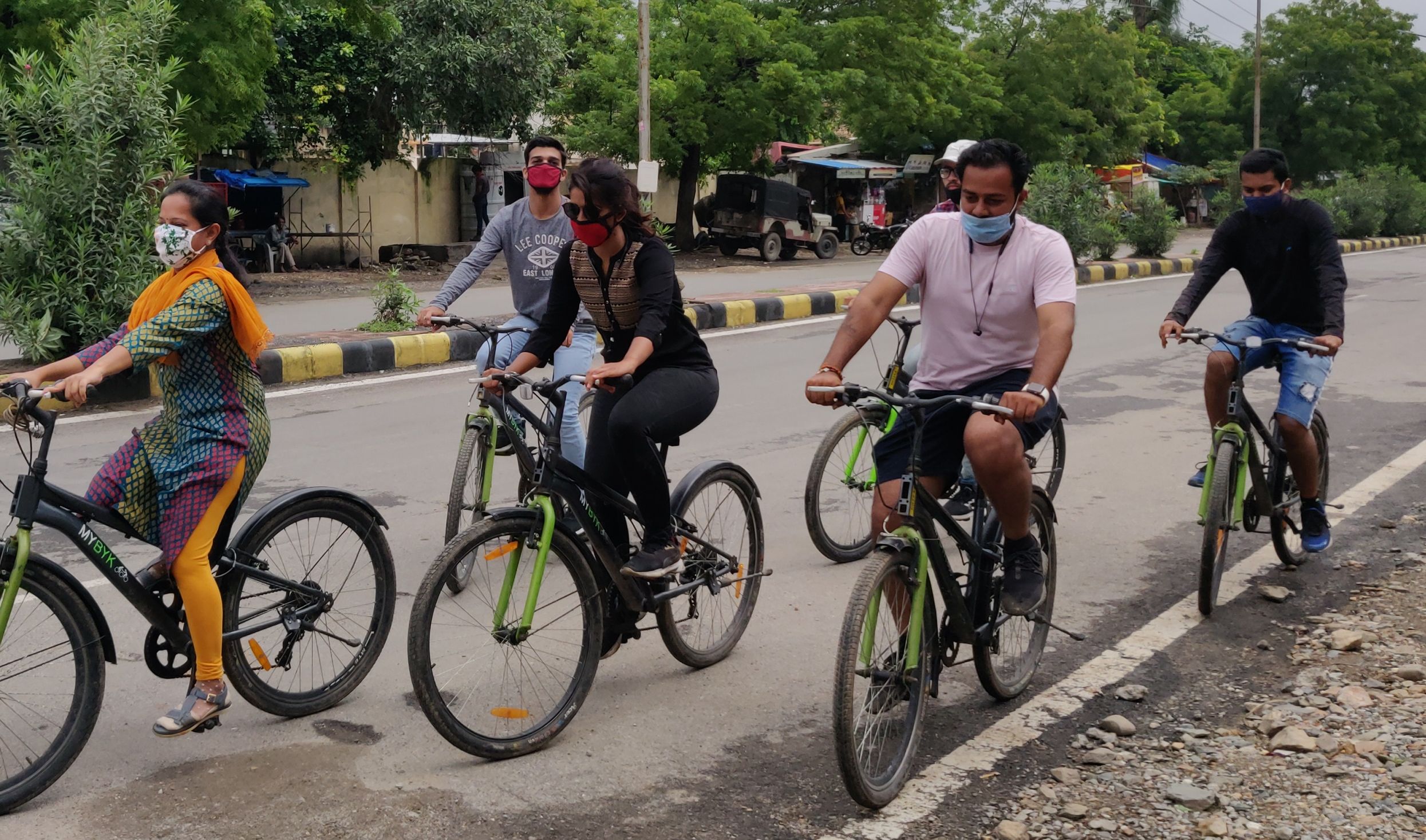 उदयपुर के गोवर्धन विलास में साइकिल चलाते अफसर व अन्य। 