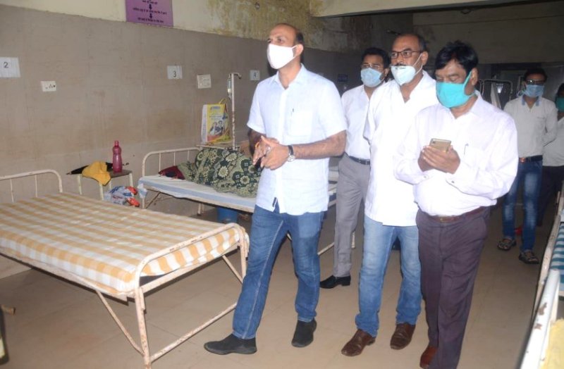 लाल बहादुर शास्त्री अस्पताल में गंदगी और दीवारों पर पान के पीक देखकर भड़क गए कलेक्टर, कहा एक सप्ताह बाद फिर आऊंगा