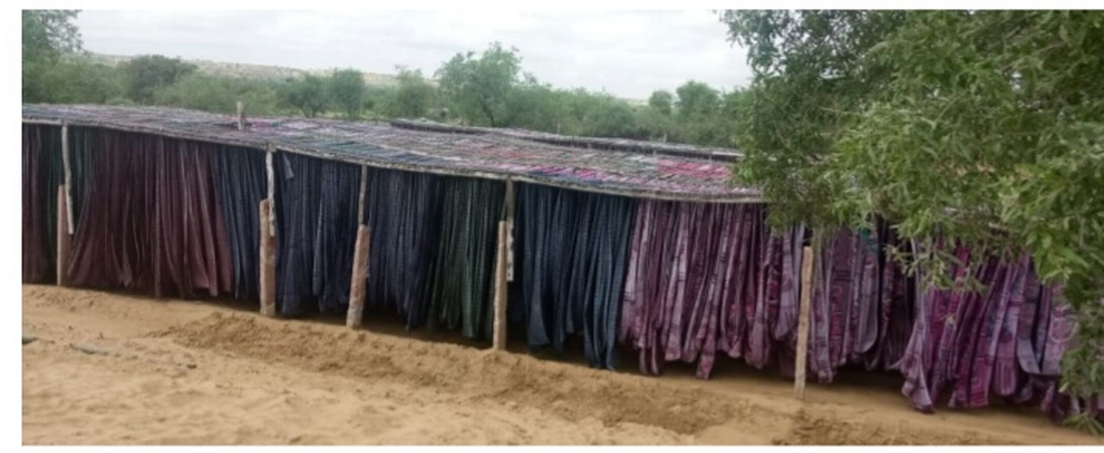 खेत में कपड़े की एक और धुलाई इकाई सील