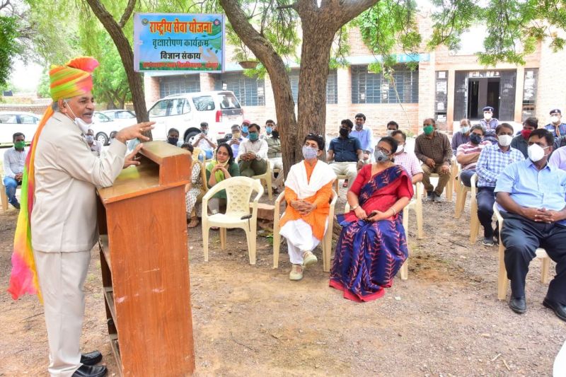 जेएनवीयू के नया परिसर में पौधरोपण