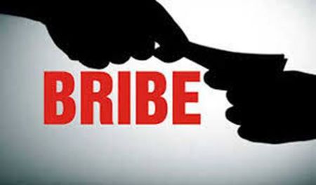1.40 लाख की घूस लेते हुए क्लर्क गिरफ्तार