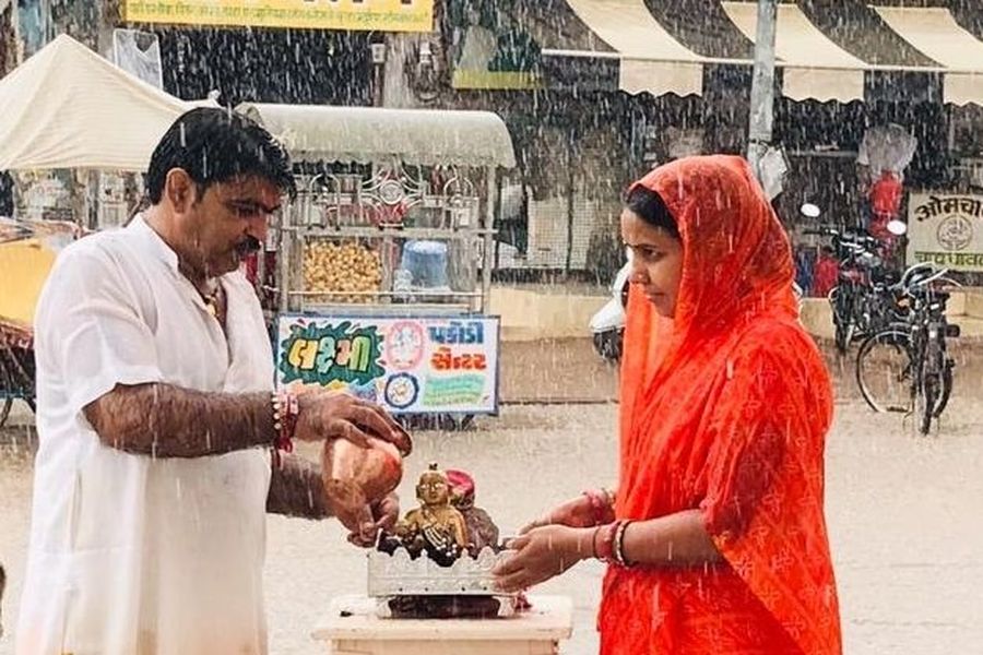 इन्द्रदेव ने किया ठाकुरजी के चलविग्रहों का अभिषेक