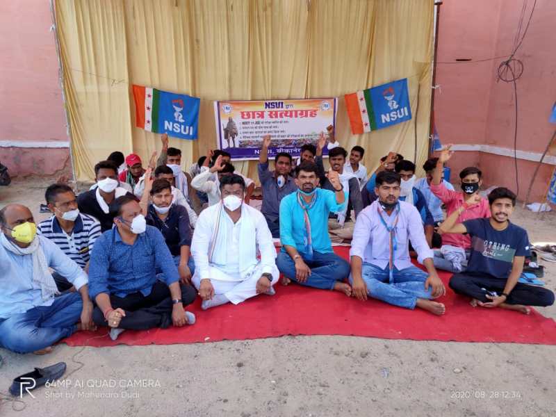 परीक्षाओं के विरोध में छात्रों की भूख हड़ताल