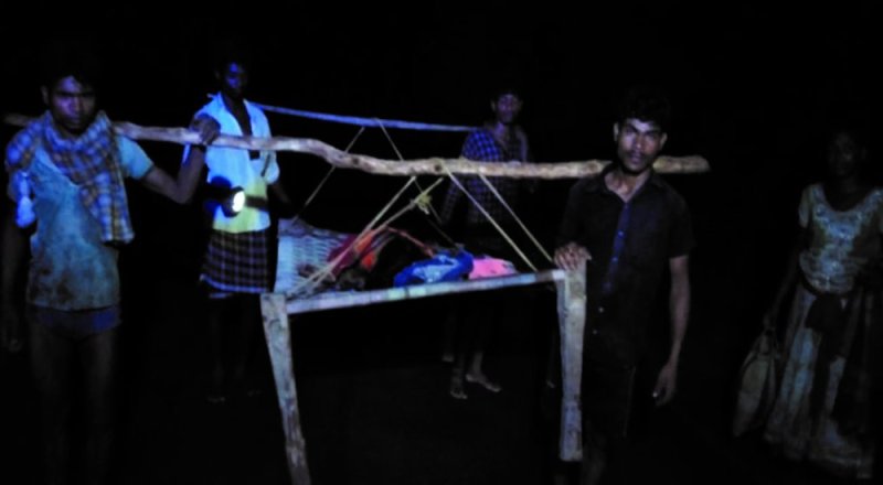 पति से झगड़े के बाद पत्नी ने खाया जहर, 2 किमी खाट पर ढोकर पहुंचे एंबुलेंस तक, नहीं बची जान