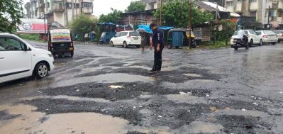 बरसात में वलसाड की सड़कों का बुरा हाल