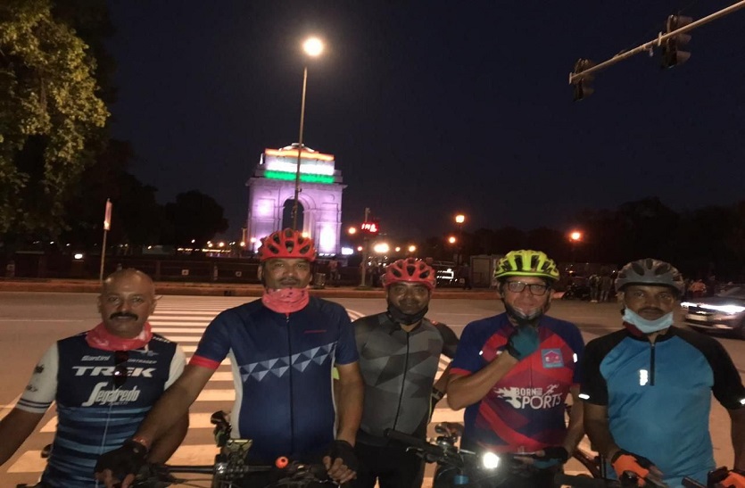 भरतपुर के साइकिल राइडर्स ने इंडिया गेट पर लहराया तिरंगा