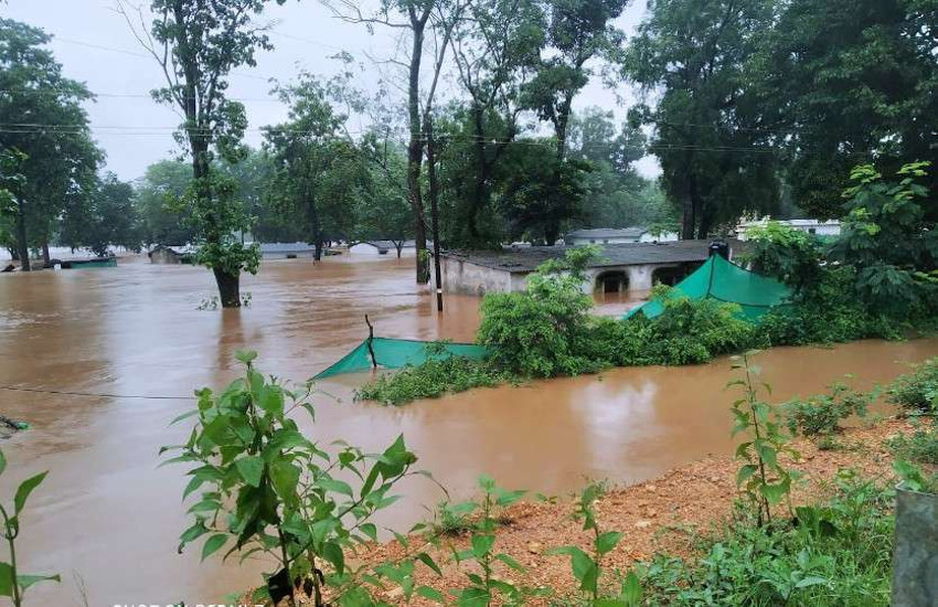 बारिश का कहर: रायगढ़ में जल प्रलय, छह गांव के लोगों को किया शिफ्ट