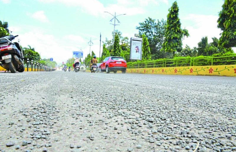 Raipur: गौरवपथ की उधड़ गई बखिया, गड्ढे दोगुने चौड़े, हिचकोले खा रही गाडि़यां