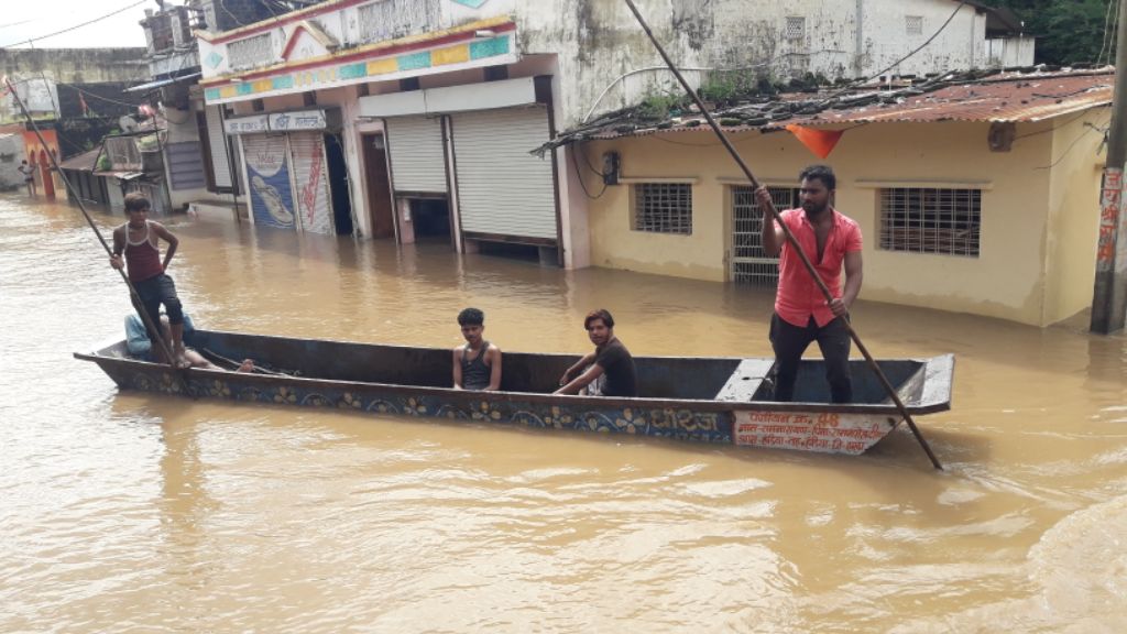 नर्मदा किनारे के गांवों में बाढ़ से कइयों की गृहस्थी तबाह, पानी में घिरे लोगों को नाव से निकाला