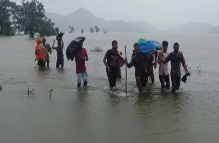 भारी बारिश के चलते गांव में भरा पानी, मरीज को खाट से एंबुलेंस तक पहुंचाया, अफसोस जिंदगी की जंग हार गया बैगा युवक