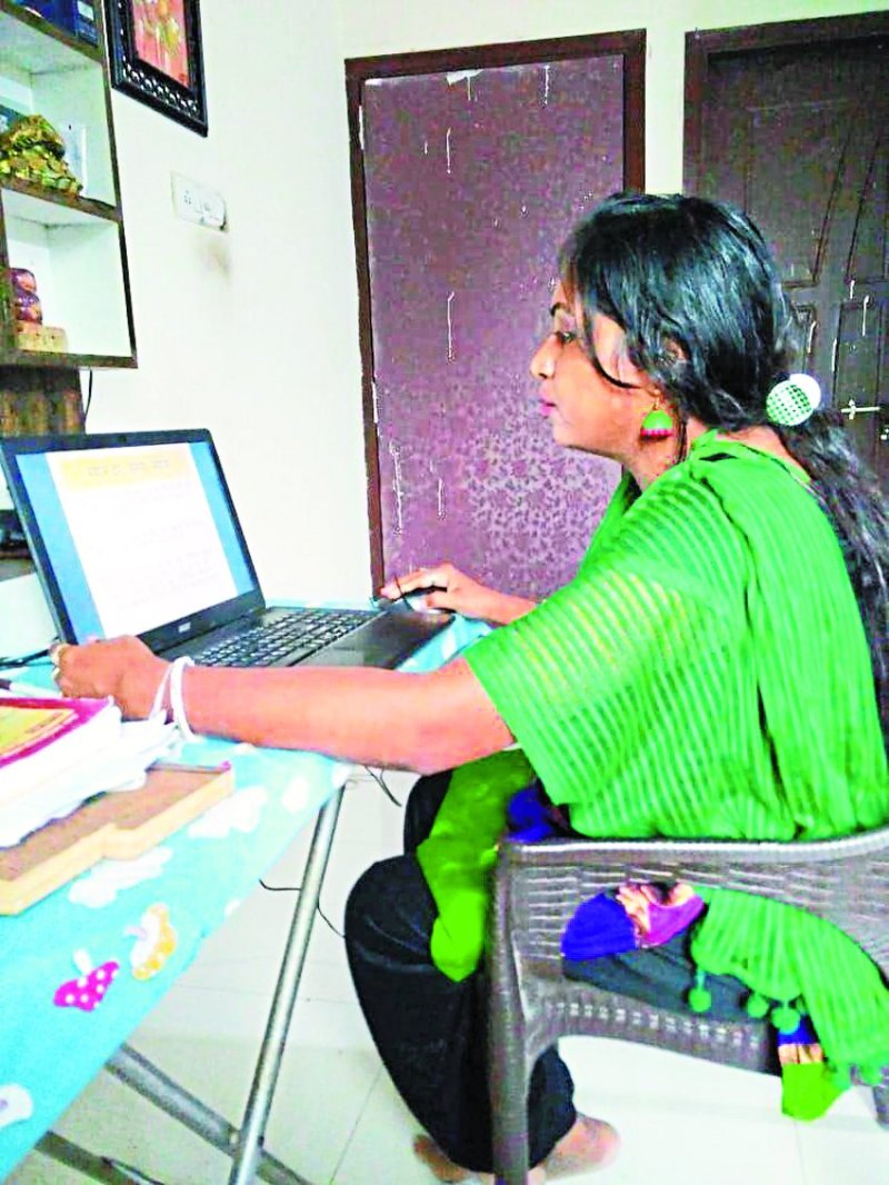 पढ़ई तुंहर द्वार : ऑनलाइन क्लास में रुझान बढ़ाने रीता ने छात्रों को बनाया वार्ड लीडर, पीपीटी से समझा रहीं मैथ्स