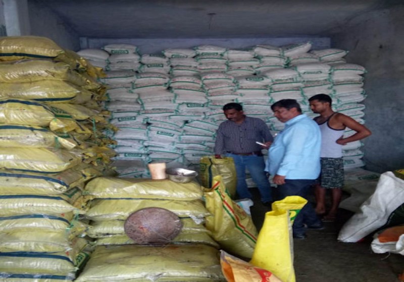 उर्वरक बिक्री केंद्रों पर कृषि विभाग ने की छापेमारी, खामियां मिलने पर सचिव पर एफआईआर दर्ज