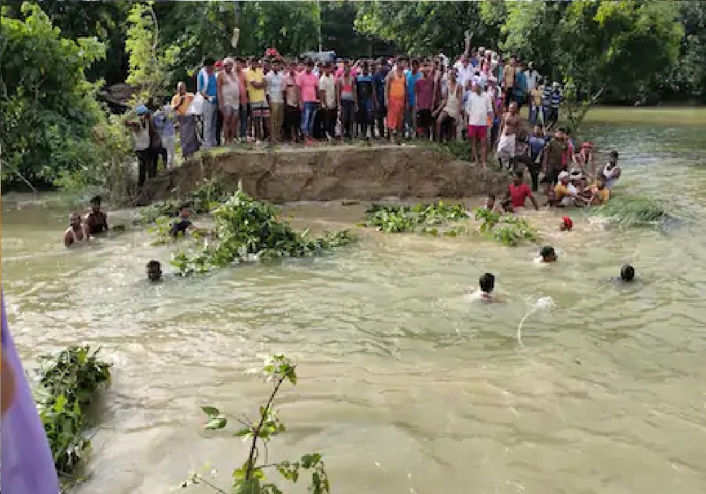 अधिकारियों की लापरवाही से फिर बहा घाघरा नदी का रिंग बांध, हजारों किसान तबाह