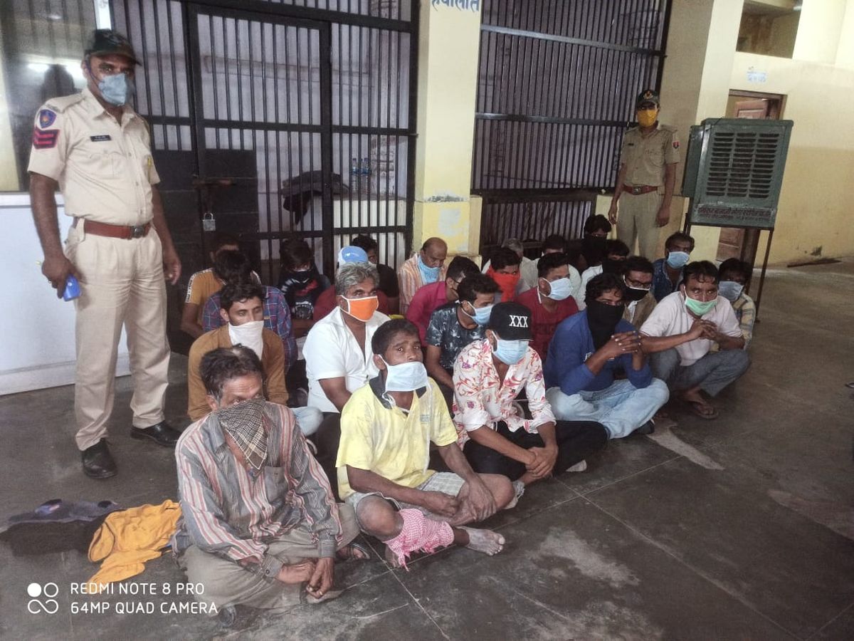 चार जगहों पर जुआ पकड़ा, 75 हजार रुपए जब्त