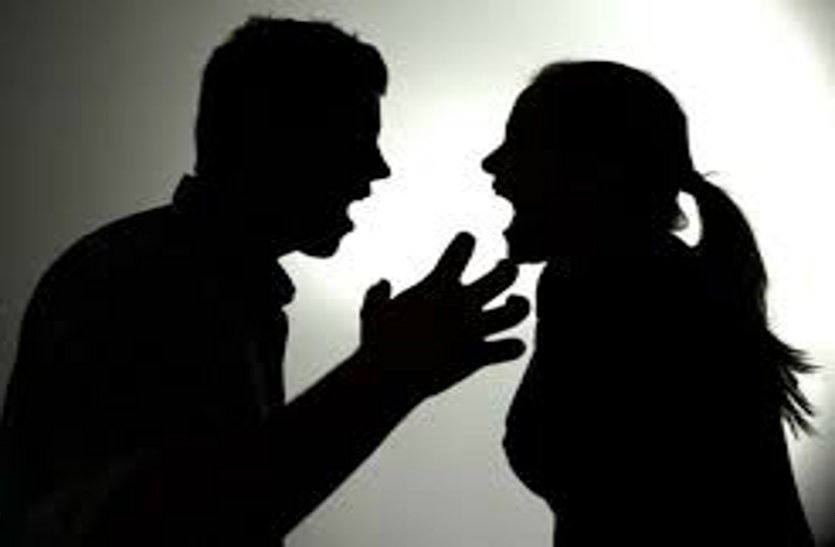 नाराज पत्नी ने चूल्हे की जलती लकड़ी पति के आंख में मारी, घर का प्लास्टर नहीं कराने पर हुआ विवाद